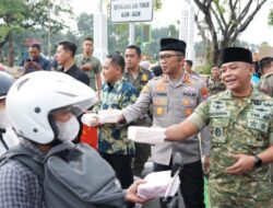 Solid dan Peduli, Forkopimda Sidoarjo Bagikan Ratusan Takjil di Alun-Alun