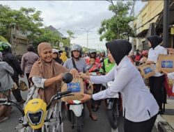 Srikandi Polres Bojonegoro Bagikan Ratusan Takjil untuk Pengguna Jalan