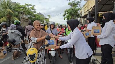 Srikandi Polres Bojonegoro Bagikan Ratusan Takjil untuk Pengguna Jalan