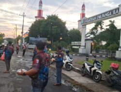 Usai Latihan Menembak, GANAS Bagikan 500 Takjil kepada Pengendara di Depan Markas Kodikmar Surabaya