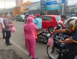 Bersama Bhayangkari, Kapolsek Sumberrejo Bagikan Takjil Kepada Masyarakat