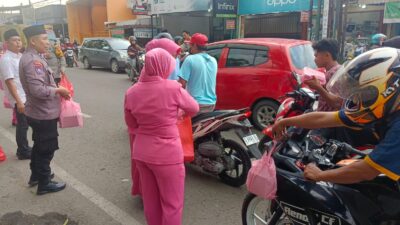 Bersama Bhayangkari, Kapolsek Sumberrejo Bagikan Takjil Kepada Masyarakat