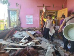 Gotong Royong, Kapolsek Gedangan Pimpin Kerja Bakti Bersihkan Rumah Warga