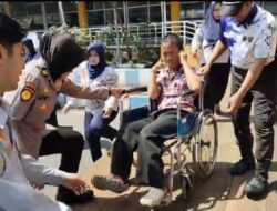 Arus Balik Lebaran, Polwan Polresta Sidoarjo Bantu Disabilitas Naik Bus di Terminal Purabaya