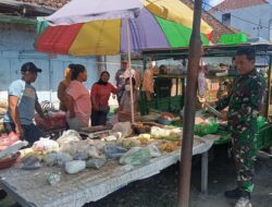 Akrab dengan Pedagang, Babinsa Kabuh Blusukan Pantau Stabilitas Harga Sembako di Pasar