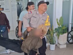 Geger! Lansia di Jombang Dibacok Anak Punk Saat Ngarit, Pelaku Babak Belur Dihajar Massa