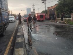 Jalan Raya Mojoagung ‘Licin Maut’, Tim Damkar Berjibaku Jinakkan Tumpahan Oli Sisa Kecelakaan