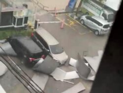 Mencekam! Puting Beliung Hantam RSUD Ploso Jombang, Panel Gedung Rontok Timpa Deretan Mobil