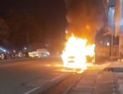 Detik-Detik Mencekam di Mojoagung, Innova Hangus Terbakar Saat Pemilik Bersihkan Kaca!