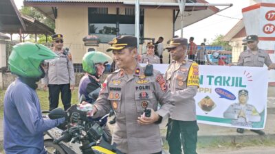 Polres Mappi Bagikan 100 Paket Takjil
