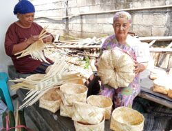 Lawan Gempuran Plastik! Kisah Nurkhasanah dan Sophia, Dua ‘Srikandi’ Bambu dari Jombang yang Menolak Punah